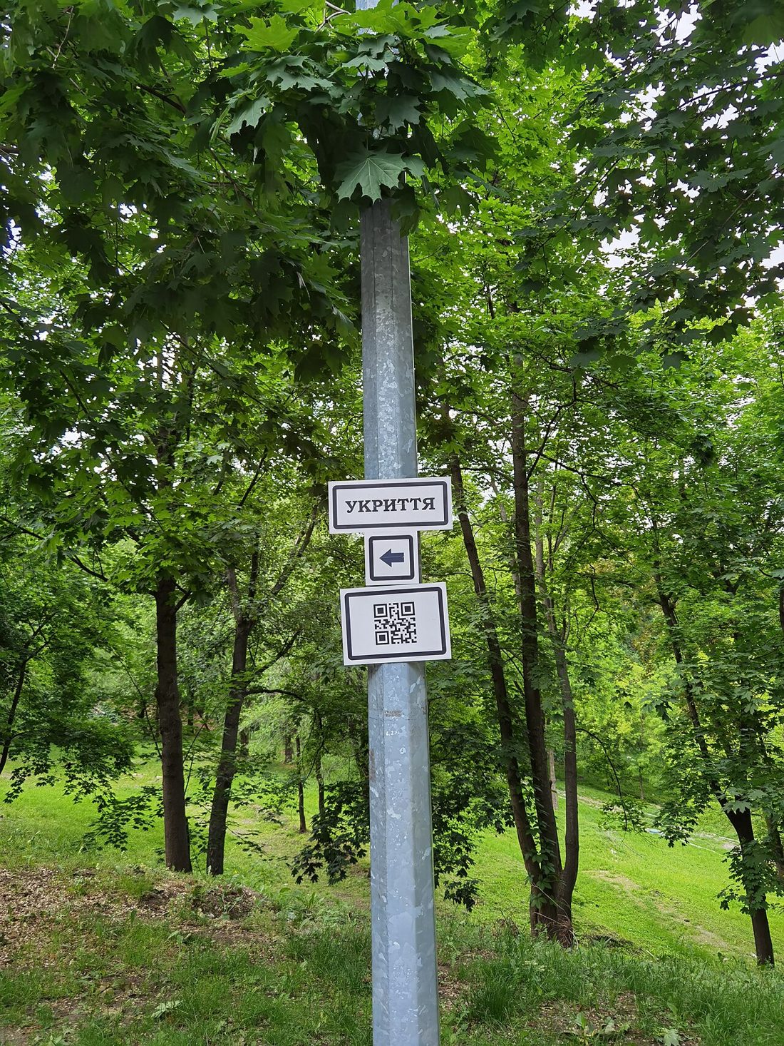 街上指向防空避難所的標示牌，箭頭指引民眾在空襲時前往就近掩蔽
