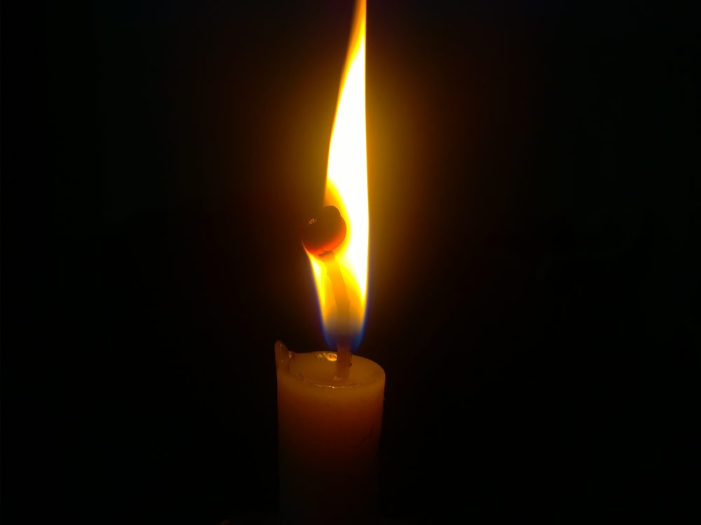 停電時點燃的蠟燭，提供基本照明